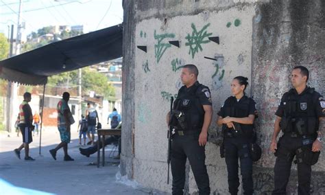 Pol Cia Militar Recebida A Tiros Ao Entrar No Complexo Do Alem O