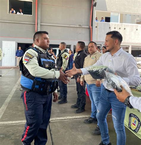 Johan Castañeda entregó uniformes a efectivos del Cuerpo de Bomberos y