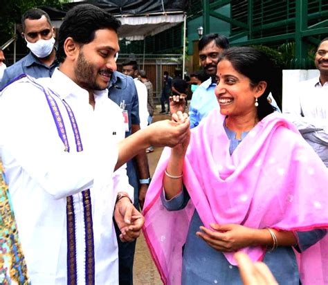 Andhra Pradesh Cm Ys Jagan Mohan Reddy With His Wife Bharati