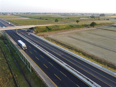 A Autostrade Per Litalia Corteo Di Auto Festeggia Riapertura Tre