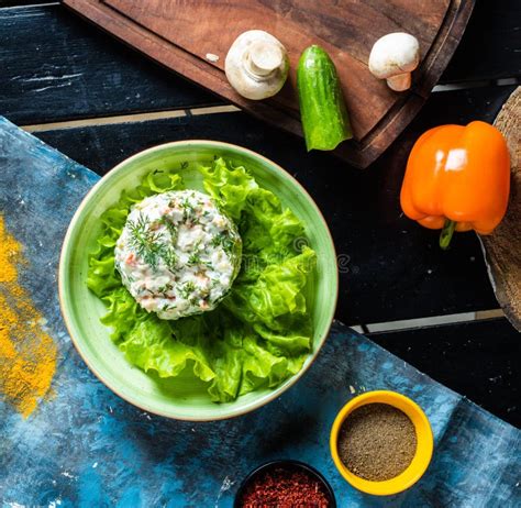 Ensalada Sabrosa Con Verduras Servidas Con Lechuga Y Aderezos Imagen De