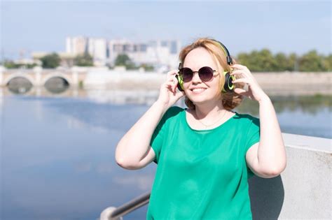 Premium Photo Portrait Of A Smiling Happy Girl In Sunglasses And