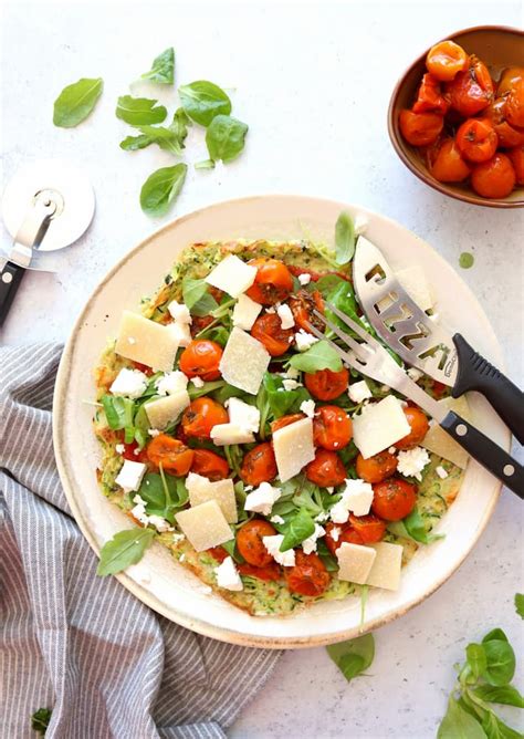 Pizza de calabacín tomates feta y parmesano Realfooding Receta fácil