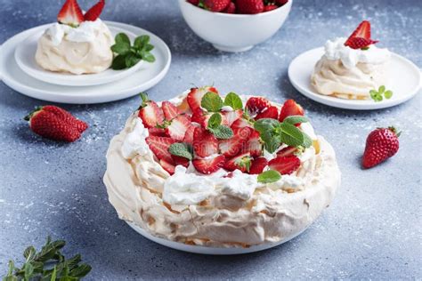 Tarta Pavlova Con Meringue Fresa Y Crema Imagen De Archivo Imagen De