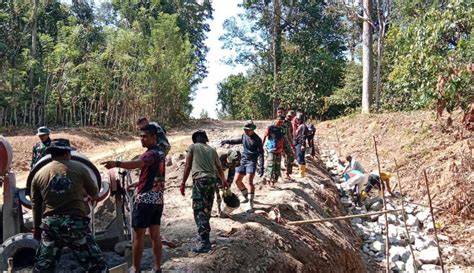 Pengerjaan Pembuatan Talud Di Dusun 3 Paraja Desa Kalempang Terus