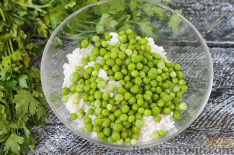 Рецепт: Салат с рисом, зеленым горошком и перцем на RussianFood.com
