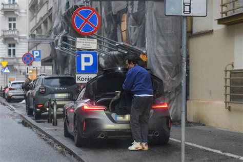 Misiek Koterski Ma Za Nic Bezpiecze Stwo Na Drodze Wozi Syna Na Czerwonym