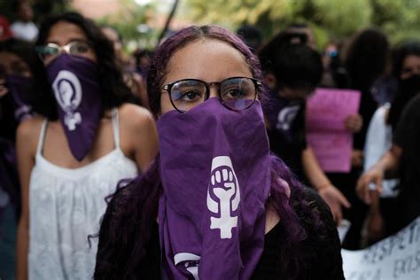 Cu L Es El Origen Y Qu Significa El Color Morado En El Feminismo