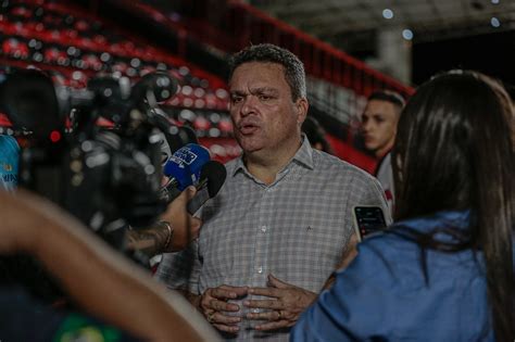 Adson Batista atualiza situação de dois titulares e afirma que goleiro