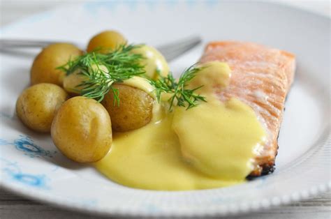 Stegt Laks Med Hollandaisesauce Og Kartofler