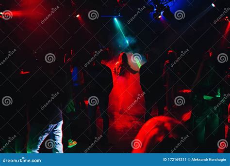 Silhuetas De Pessoas Dançando Na Boate No Chão De Dança Na Festa Foto ...