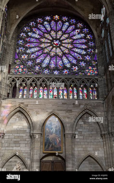 Interior de la Basílica de Saint Denis París Francia La Iglesia