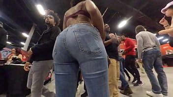Asistente de la convención de ébano amateur me da un recorrido por el cuerpo en EXXXotica NJ
