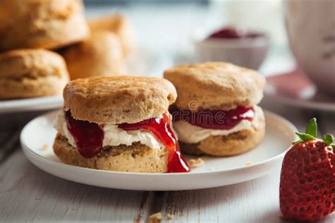 Scones Deliciosos Con Crema Cocida Y Mermelada De Fresa Para El Té