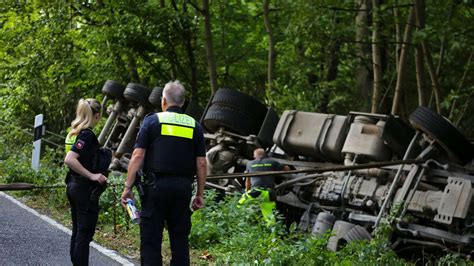 T Dlicher Unfall Bei G Ttingen Lkw Kippt Um Fahrer Stirbt