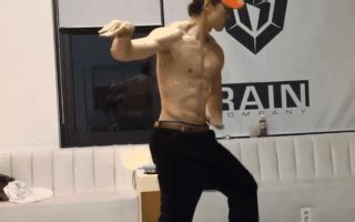 Ông chú Bi Rain bất ngờ bán nude trưng trổ vũ đạo khoe trọn cơ bắp cuồn cuộn cùng cơ bụng