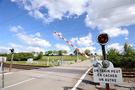 Passage à niveau automatique barrières qui se baissent feu rouge