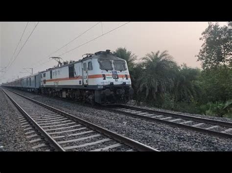 New Delhi Howrah Duronto Express With Wap Locomotive Youtube