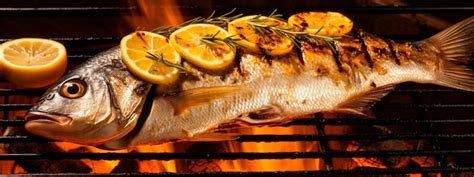 Proceso de cocción de pescado dorado a la parrilla con barbacoa de