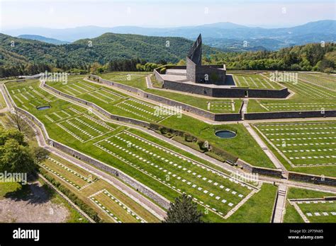 Der deutsche Militärfriedhof Futa Pass der italienische Cimitero