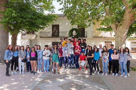 Estudiantes Del Ies Vicente Cano Homenajean A Cervantes Leyendo Los