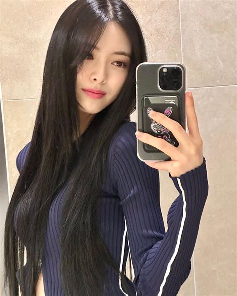 10 Jaw Dropping Times Itzy S Yuna Took Mirror Selfies That Showed Off Her Legendary Physique