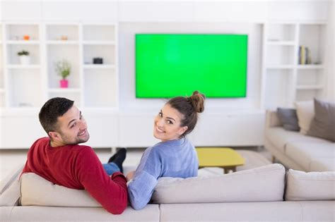 Jovem Casal No Sof Assistindo Televis O Juntos Em Sua Casa De Luxo