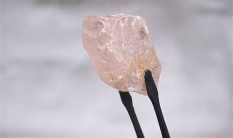 Mineiros De Angola Encontram Maior Diamante Rosa Puro Descoberto Em 300