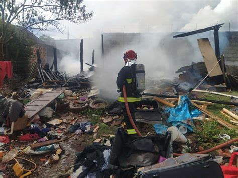 Fogo Destr I Resid Ncia No Bairro Treze De Maio Em Tapejara R Dio