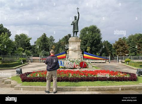 Stephen the Great monument on Independence Day decorated with flowers Stock Photo - Alamy