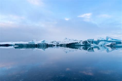 Icebergs Azules En La Laguna Glaciar Jokulsarlon Islandia Foto Premium