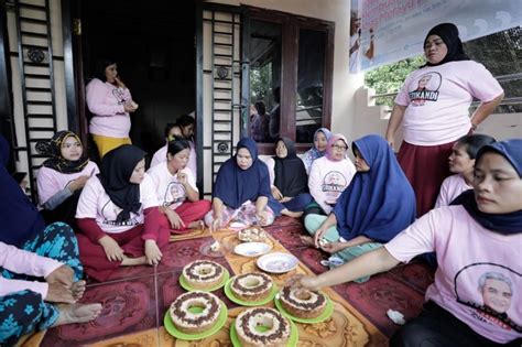 Lestarikan Makanan Khas Perempuan Batu Bara Pelatihan Bikin Kue Dangai