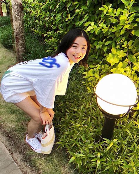 Chồng đẹp con xinh hot mom này còn khiến fan ngưỡng mộ bởi diện áo phông cũng lung linh hết sức