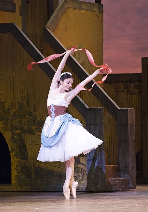 Royal Opera House La fille mal gardée Natalia Osipova in una scena