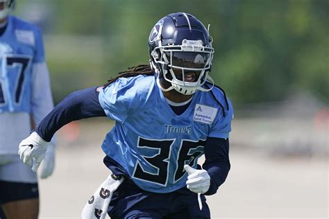 Titans sign six players to futures contracts