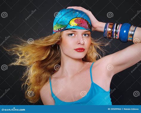Blonde Frau Mit Buntem Bilden Stockfoto Bild Von Armband Menschlich