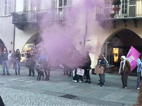 Flash Mob Delle Donne Cuneesi In Difesa Della Nella Giornata