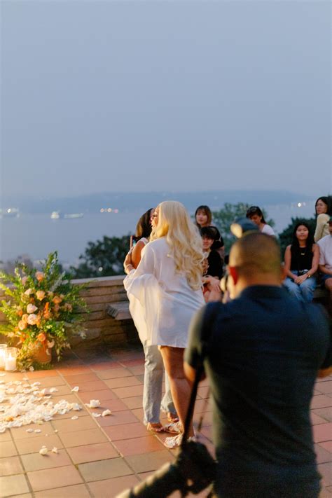 Tyler Lockett engaged to Lauren Jackson at Kerry Park in Seattle