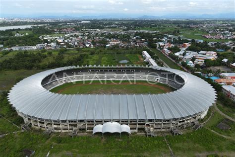 PEMBANGUNAN STADION BAROMBONG TERBENGKALAI ANTARA Foto