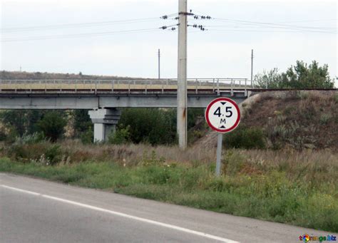 Signe Des Restrictions De Hauteur Pont Bas Image Libre