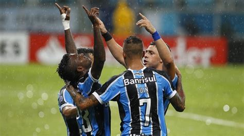 Libertadores Grêmio goleia LDU gol de estreante Corinthians