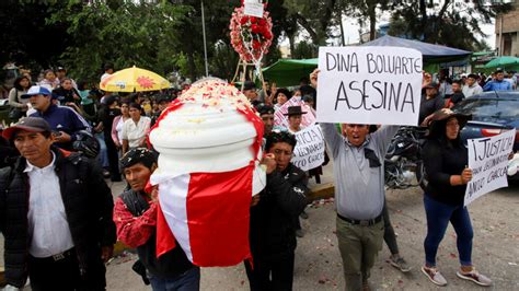 Perú Entierra A Los Muertos De Las Protestas Sociales