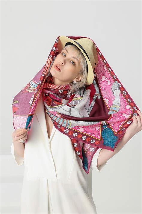 Chine Foulards En Soie Impression Cheval Surdimensionn Fabricant