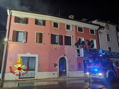 Incendio Sul Tetto Di Un Abitazione A San Pietro In Cariano Le