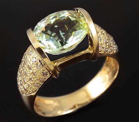 Кольцо с зеленым бериллом и бриллиантами заказать в ювелирной ...
