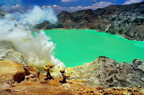 Melihat Api Biru Kawah Ijen Yang Tersohor Di Eropa