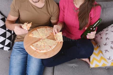 Cerveja Dos Pares E Pizza Bebendo Comer Imagem De Stock Imagem De