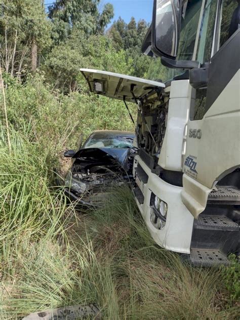 COLISÃO ENVOLVENDO CARRO E CAMINHÃO NA SC 350 ENTRE LEBON RÉGIS E