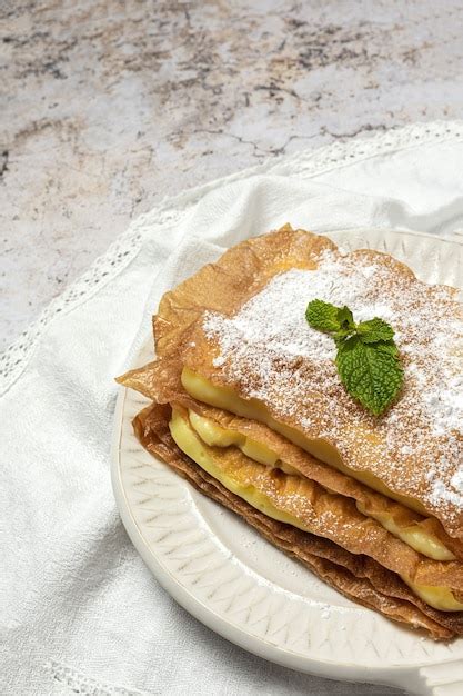 Tarta árabe casera con pasta filo y crema pastelera desde arriba