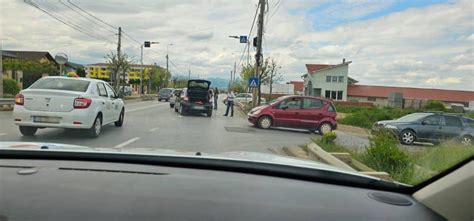 FOTO VIDEO Accident rutier în Alba Iulia Două autoturisme implicate